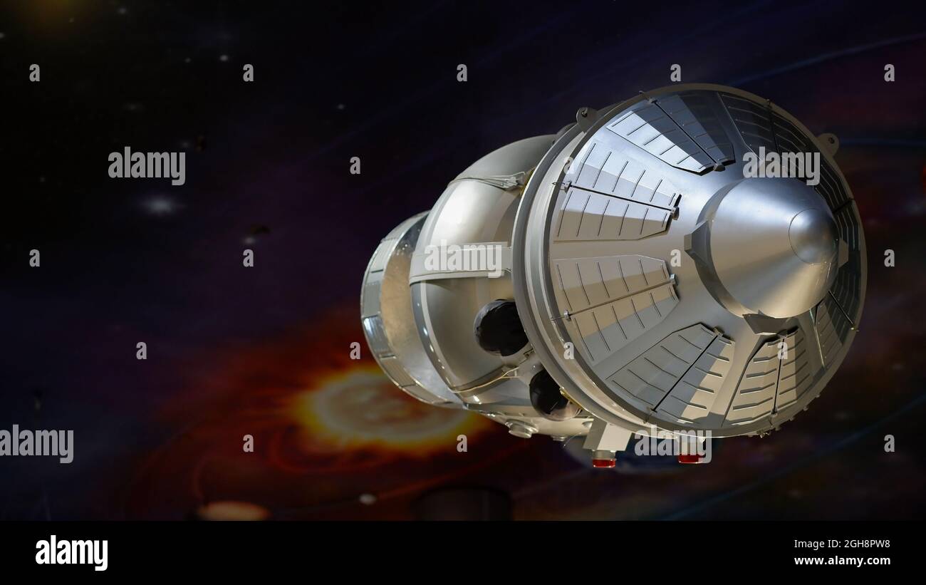 Mosca, Russia - 6 maggio 2021: Museo della Cosmonautica. Modello di un satellite spaziale della Terra su sfondo di spazio scuro con una galassia dipinta. Spazio Foto Stock