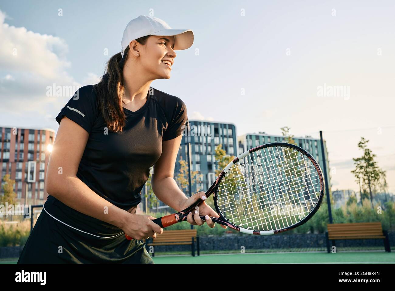 Tennista femminile con racchetta da tennis mentre il gioco di tennis è in movimento Foto Stock