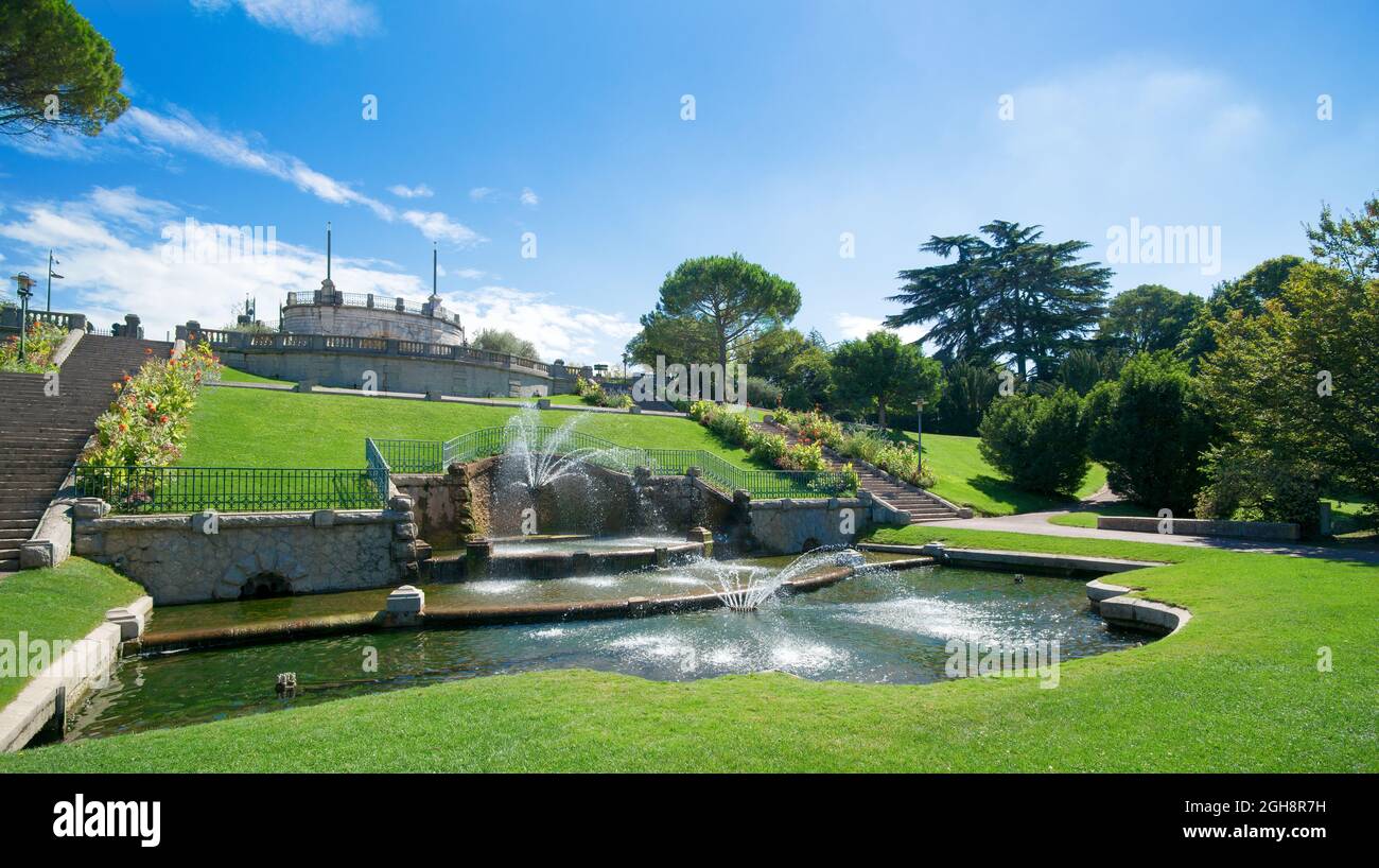 Notevoli fontane e scale nel parco Jouvet a Valence, Drôme, Francia Foto Stock