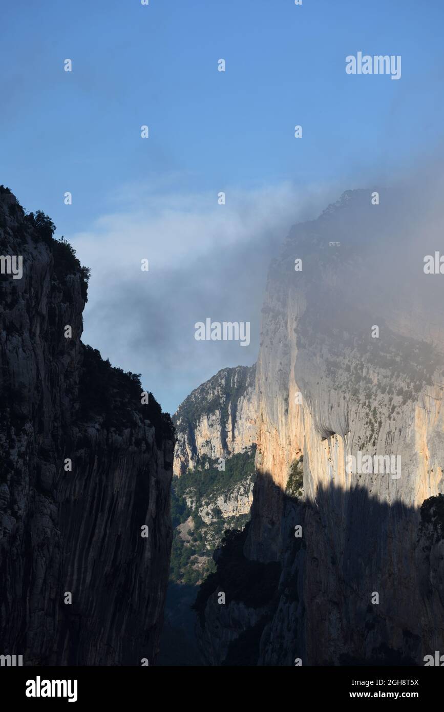 Le scogliere di Trescaire emergono dal Mist della mattina presto o dalla nube bassa nel parco regionale della gola di Verdon, o Gorges du Verdon, la Palud-sur-Verdon Provence Fr Foto Stock