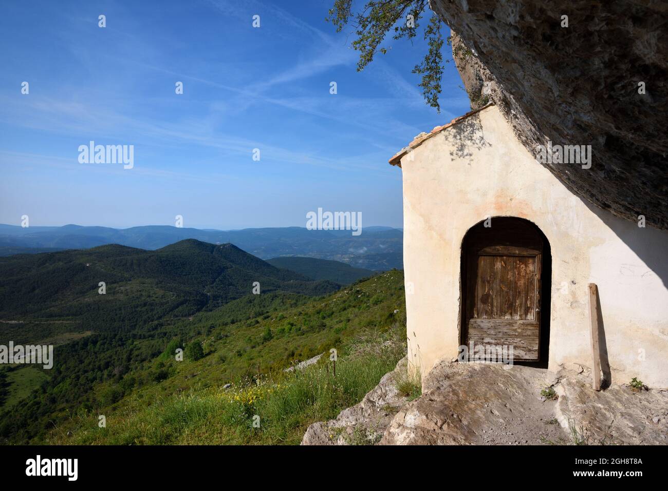 Vista panoramica dalla Cappella di Troglodyte Robion costruita nelle scogliere di Robion montagna nel Verdon Parco Regionale Alpes-de-Haute-Provence Provenza Francia Foto Stock