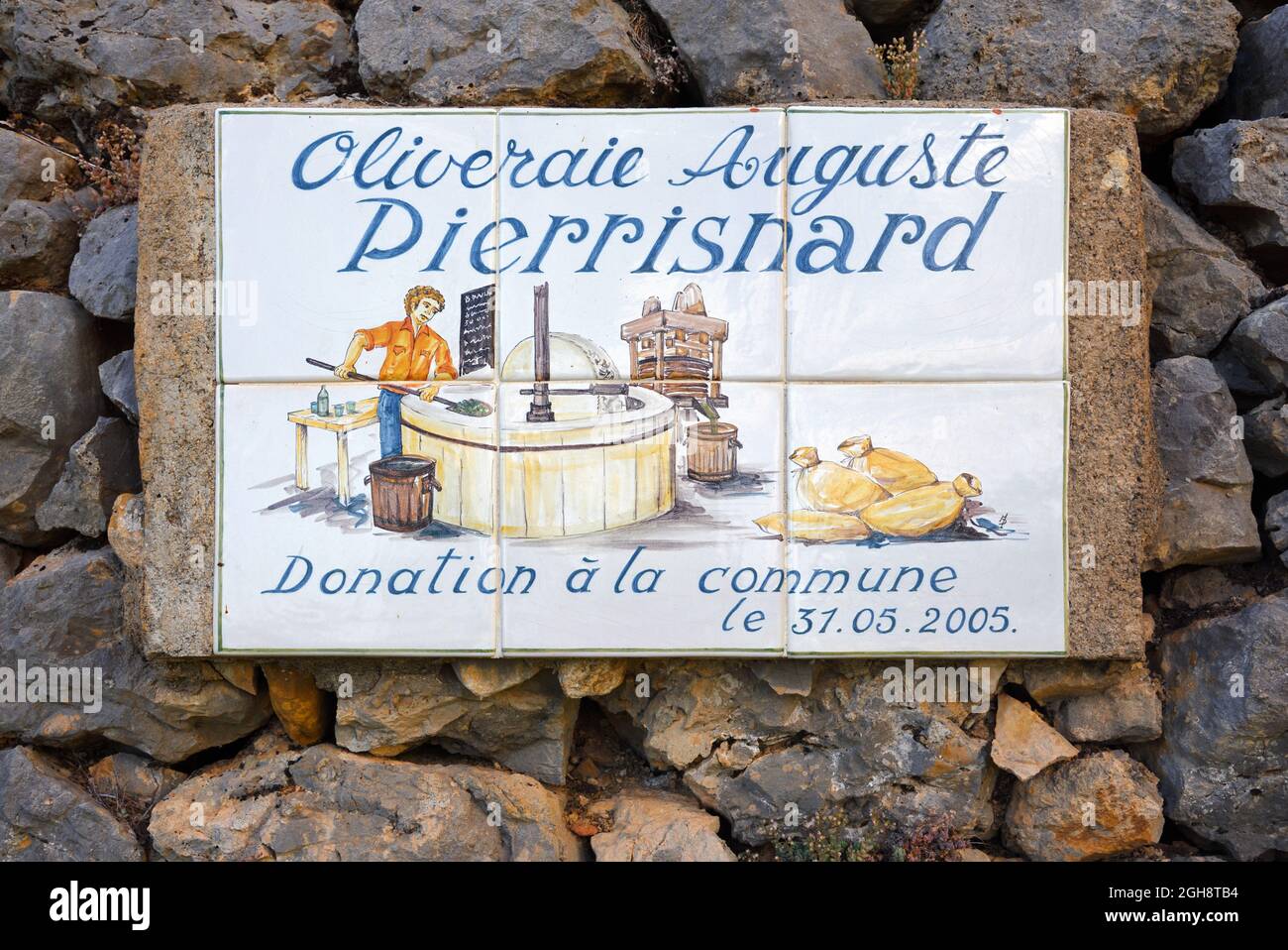 Piastrelle da parete che mostrano la stampa tradizionale dell'Olive, la pressa della pietra o il Moustiers del Mulino dell'Olive o Moustiers-Sainte-Marie Provence France Foto Stock