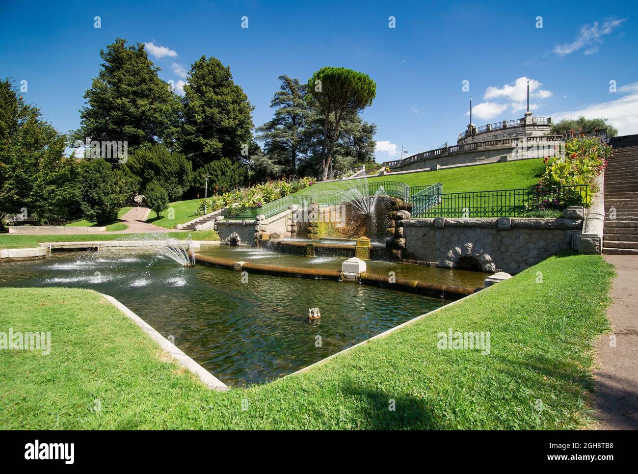 Fontane e scale notevoli nel parco Jouvet a Valence, Drôme, Francia in una giornata di sole Foto Stock