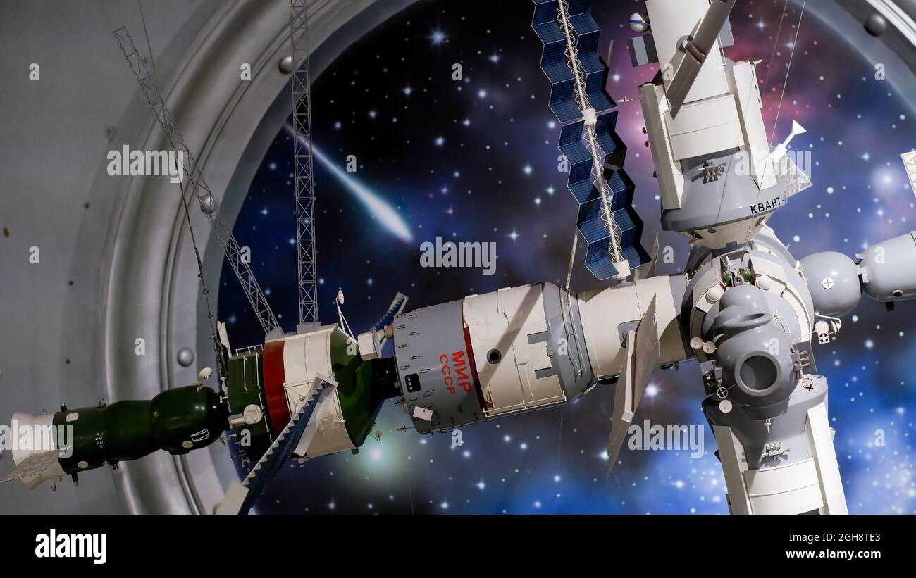 Mosca, Russia - 6 maggio 2021: Museo della Cosmonautica. Modello della stazione spaziale internazionale MIR. Stazione spaziale presidiata. Modello di astronave. Foto Stock