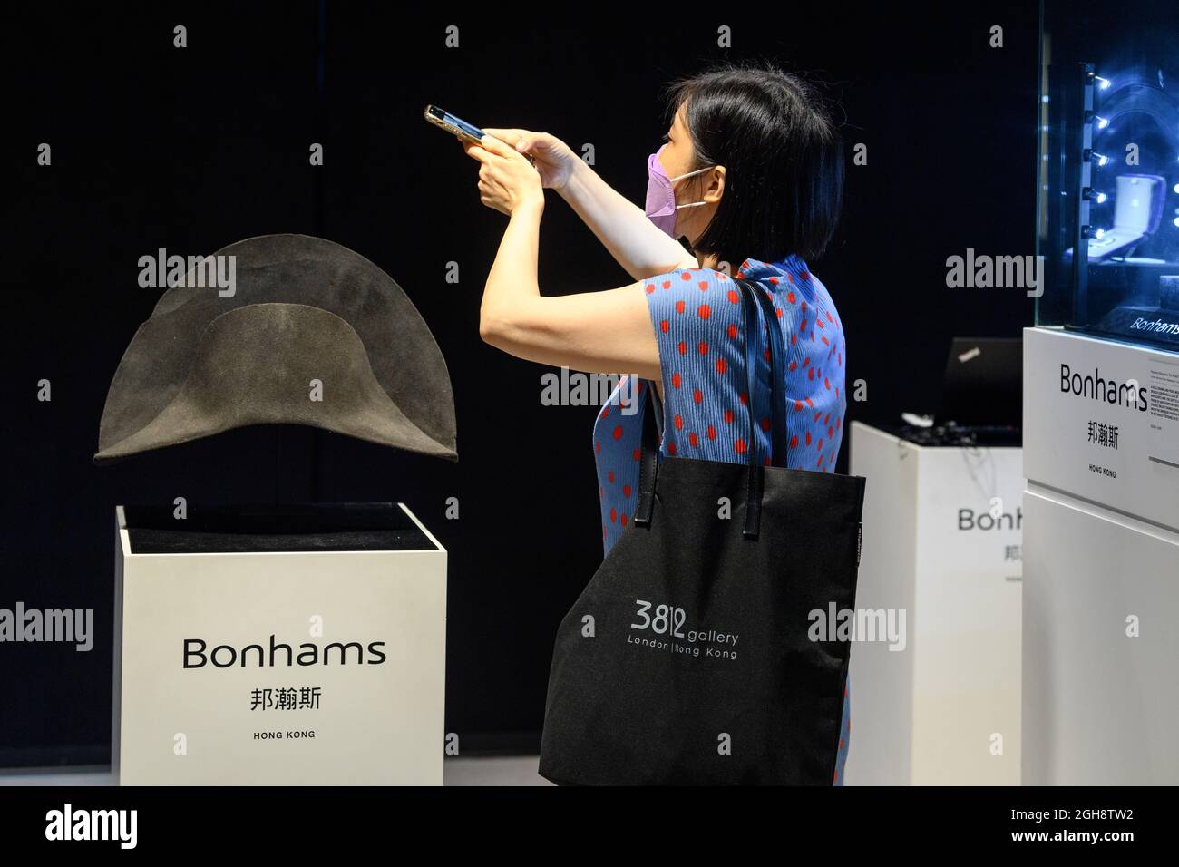 Hong Kong, Hong Kong, Cina. 6 settembre 2021. Il cappello Napoleone Bonaparte appena scoperto arriva a Hong Kong davanti a Napoleone Bonaparte di Bonhams: The British sale in London.The pure Beaver pelliccia feltro bicorne, fatto da Poupart et Cie di Parigi, è il primo cappello a portare il DNA Emperors stabilendo al di là di ogni ragionevole dubbio che egli effettivamente posseduto esso. (Credit Image: © Jayne Russell/ZUMA Press Wire) Foto Stock