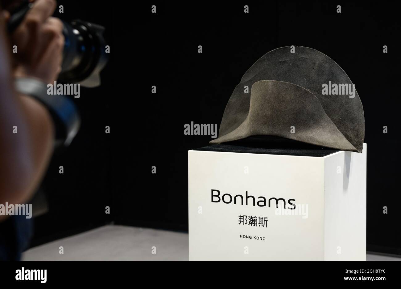 Hong Kong, Hong Kong, Cina. 6 settembre 2021. Il cappello Napoleone Bonaparte appena scoperto arriva a Hong Kong davanti a Napoleone Bonaparte di Bonhams: The British sale in London.The pure Beaver pelliccia feltro bicorne, fatto da Poupart et Cie di Parigi, è il primo cappello a portare il DNA Emperors stabilendo al di là di ogni ragionevole dubbio che egli effettivamente posseduto esso. (Credit Image: © Jayne Russell/ZUMA Press Wire) Foto Stock