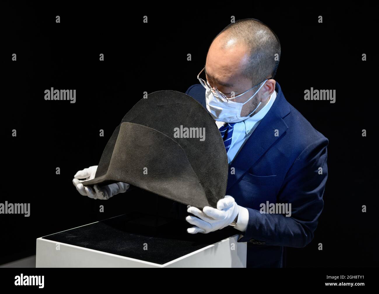 Hong Kong, Hong Kong, Cina. 6 settembre 2021. Il cappello Napoleone Bonaparte appena scoperto arriva a Hong Kong davanti a Napoleone Bonaparte di Bonhams: The British sale in London.The pure Beaver pelliccia feltro bicorne, fatto da Poupart et Cie di Parigi, è il primo cappello a portare il DNA Emperors stabilendo al di là di ogni ragionevole dubbio che egli effettivamente posseduto esso. (Credit Image: © Jayne Russell/ZUMA Press Wire) Foto Stock