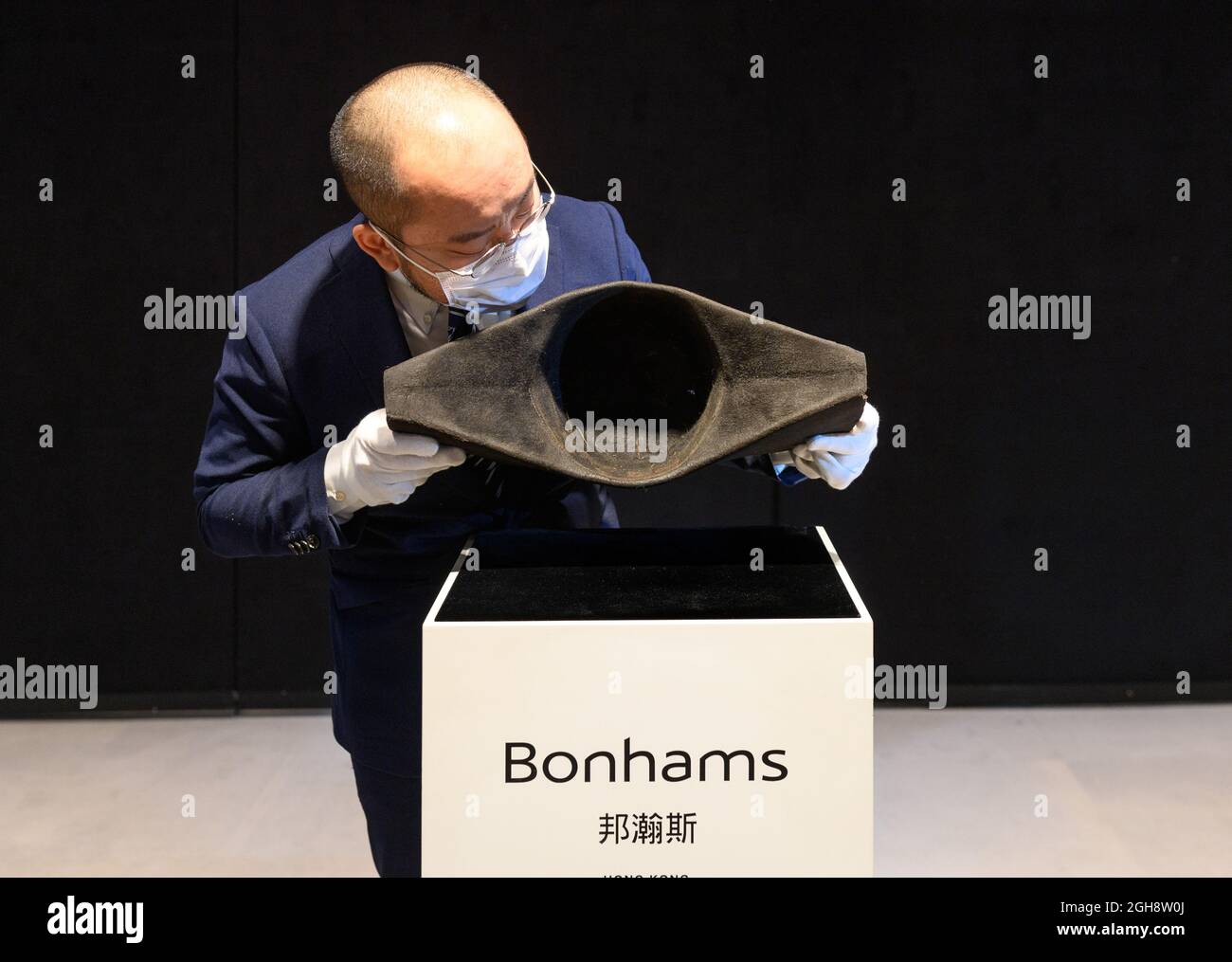 Hong Kong, Hong Kong, Cina. 6 settembre 2021. Il cappello Napoleone Bonaparte appena scoperto arriva a Hong Kong davanti a Napoleone Bonaparte di Bonhams: The British sale in London.The pure Beaver pelliccia feltro bicorne, fatto da Poupart et Cie di Parigi, è il primo cappello a portare il DNA Emperors stabilendo al di là di ogni ragionevole dubbio che egli effettivamente posseduto esso. (Credit Image: © Jayne Russell/ZUMA Press Wire) Foto Stock