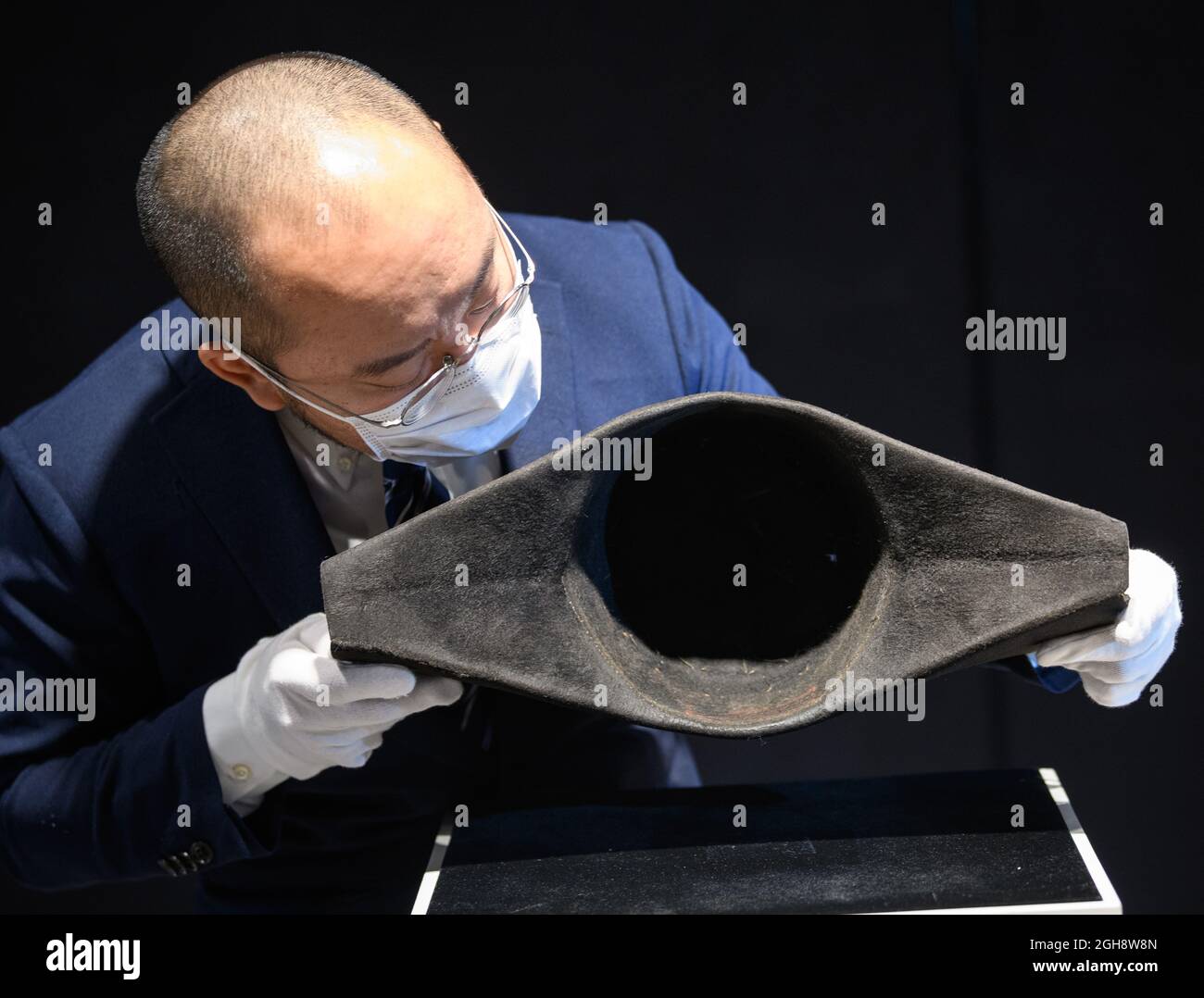 Hong Kong, Hong Kong, Cina. 6 settembre 2021. Il cappello Napoleone Bonaparte appena scoperto arriva a Hong Kong davanti a Napoleone Bonaparte di Bonhams: The British sale in London.The pure Beaver pelliccia feltro bicorne, fatto da Poupart et Cie di Parigi, è il primo cappello a portare il DNA Emperors stabilendo al di là di ogni ragionevole dubbio che egli effettivamente posseduto esso. (Credit Image: © Jayne Russell/ZUMA Press Wire) Foto Stock