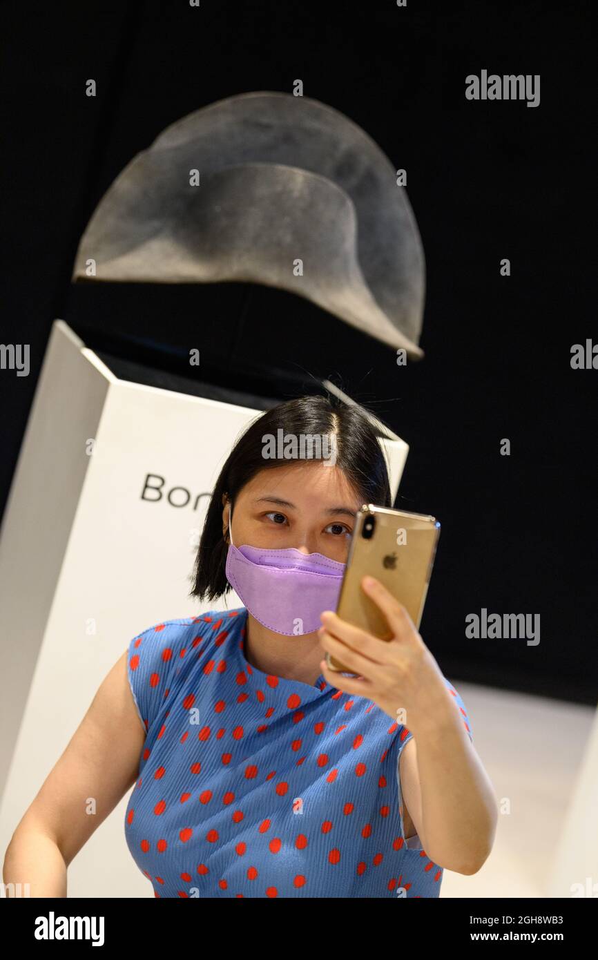 Hong Kong, Hong Kong, Cina. 6 settembre 2021. Il cappello Napoleone Bonaparte appena scoperto arriva a Hong Kong davanti a Napoleone Bonaparte di Bonhams: The British sale in London.The pure Beaver pelliccia feltro bicorne, fatto da Poupart et Cie di Parigi, è il primo cappello a portare il DNA Emperors stabilendo al di là di ogni ragionevole dubbio che egli effettivamente posseduto esso. (Credit Image: © Jayne Russell/ZUMA Press Wire) Foto Stock