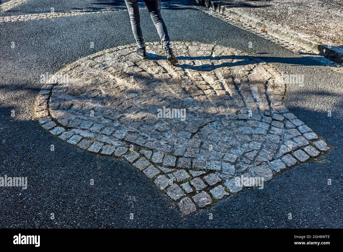 Grande conchiglia su superficie stradale percorso di pellegrinaggio a San Giacomo di Compostela in Spagna. Foto Stock