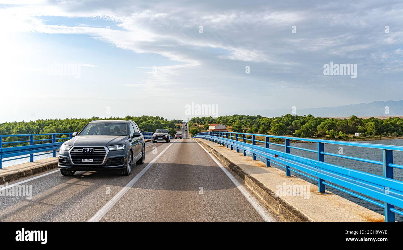 Un'Audi Q7 nera attraversa un ponte di trasporto sull'isola di Vir, Croazia. Foto Stock