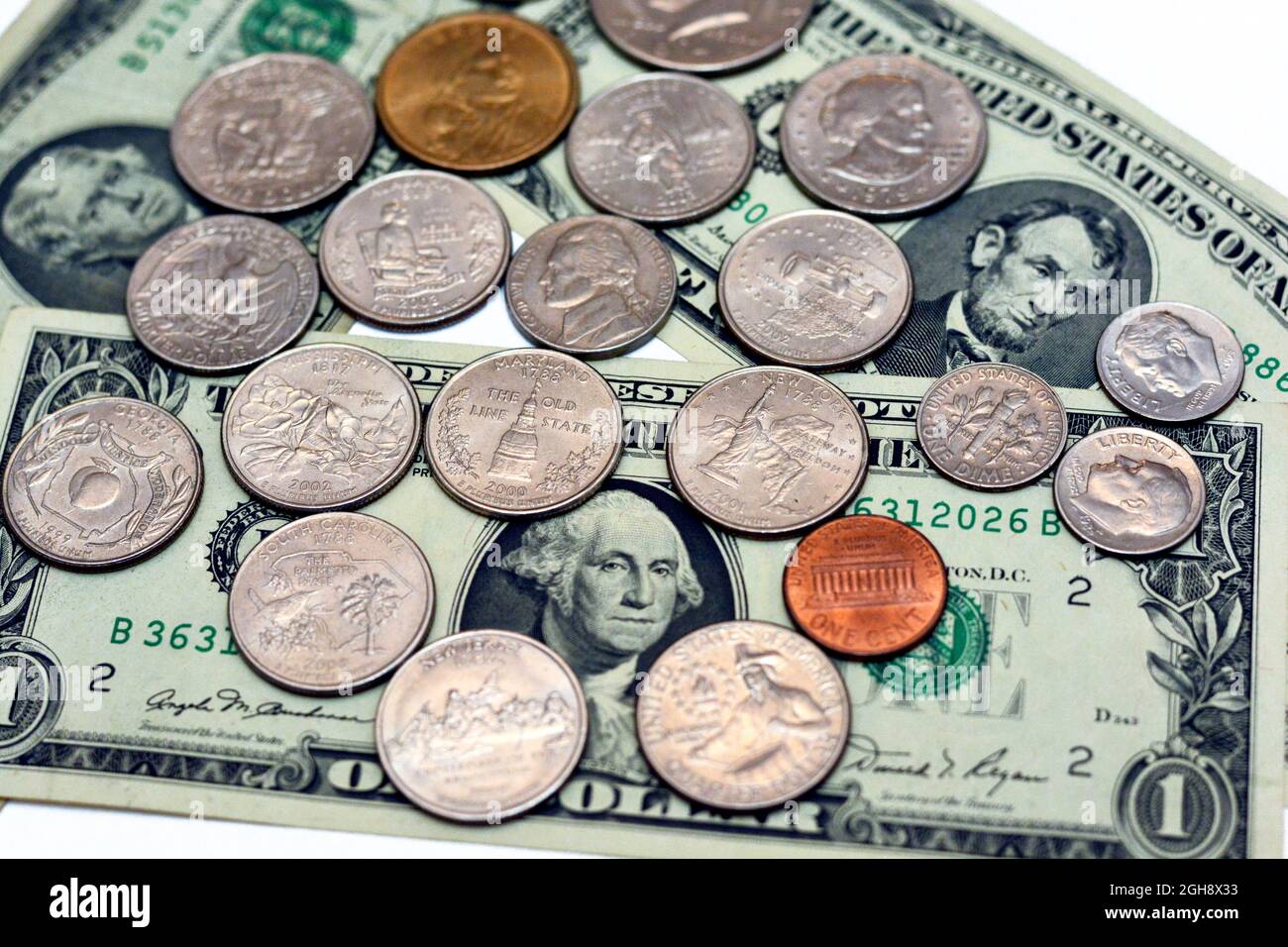 Contesto delle vecchie banconote e monete americane moneta di banconote e monete diverse e di valori diversi, le monete da 1 centesimo ad un dollaro, Foto Stock