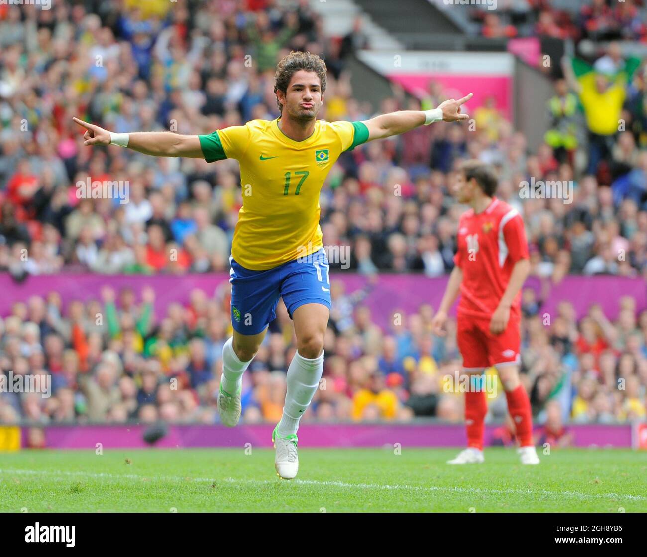 Alexandre Pato in Brasile celebra il punteggio.Brasile contro Bielorussia durante la partita olimpica del Gruppo C 2012 a Old Trafford, Manchester, Regno Unito, il 29 luglio 2012. Foto Stock