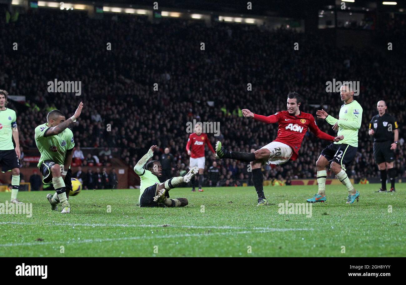 Robin Van Persie del Manchester United ha segnato il terzo gol durante la partita di calcio della Barclays Premier League tra Manchester United e Newcastle United all'Old Trafford Stadium di Manchester, Regno Unito, il 26 dicembre 2012. Foto David KleinSportimage Foto Stock