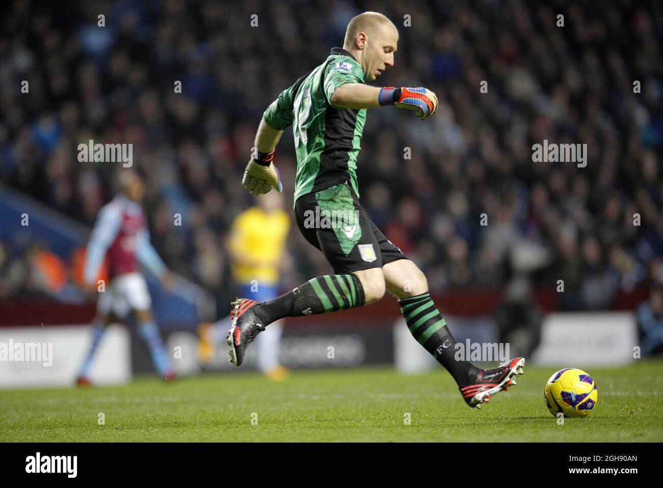 Il portiere di Aston Villa Brad Guzan è in azione durante la Barclays Premier League tra Aston Villa e Southampton al Villa Park di Birmingham il 12 gennaio 2013. Malcolm Couzens Foto Stock