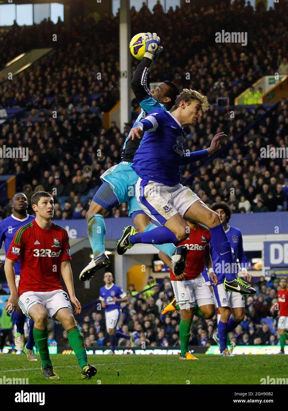 Nikica Jelavic di Everton in azione con Michel Vorm di Swansea City durante la Barclays Premier League tra Everton e Swansea City al Goodison Park di Liverpool, Inghilterra, il 12 gennaio 2013. Paul Thomas Foto Stock