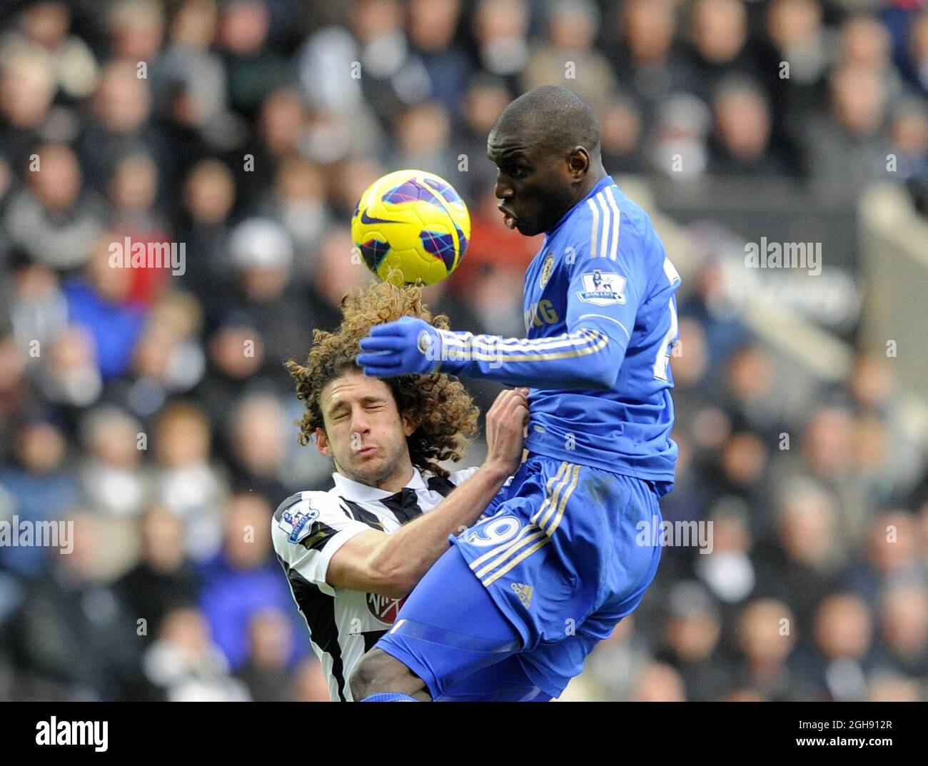 Fabricio Colocchini di Newcastle United (L) e Demba Ba di Chelsea durante la partita di calcio della Barclays Premier League tra Newcastle Utd e Chelsea al St. James' Park di Newcastle, Regno Unito, il 02 febbraio 2013. Foto Stock