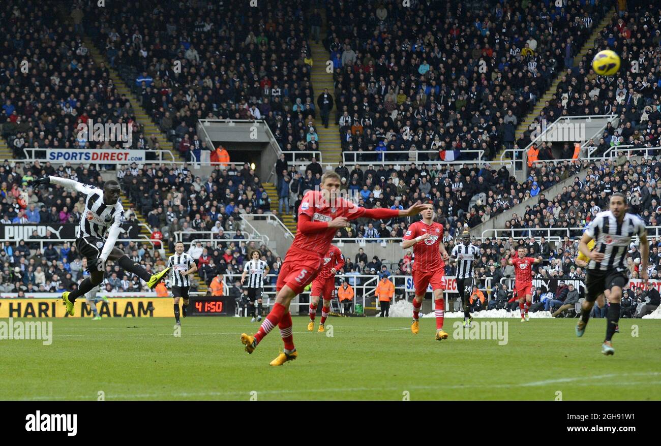 Papiss Cisse (L) di Newcastle United segna il secondo gol durante la partita della Barclays Premier League tra Newcastle United e Southampton al St James' Park di Newcastle, Regno Unito, il 24 febbraio 2013. Foto Richard Lee Foto Stock