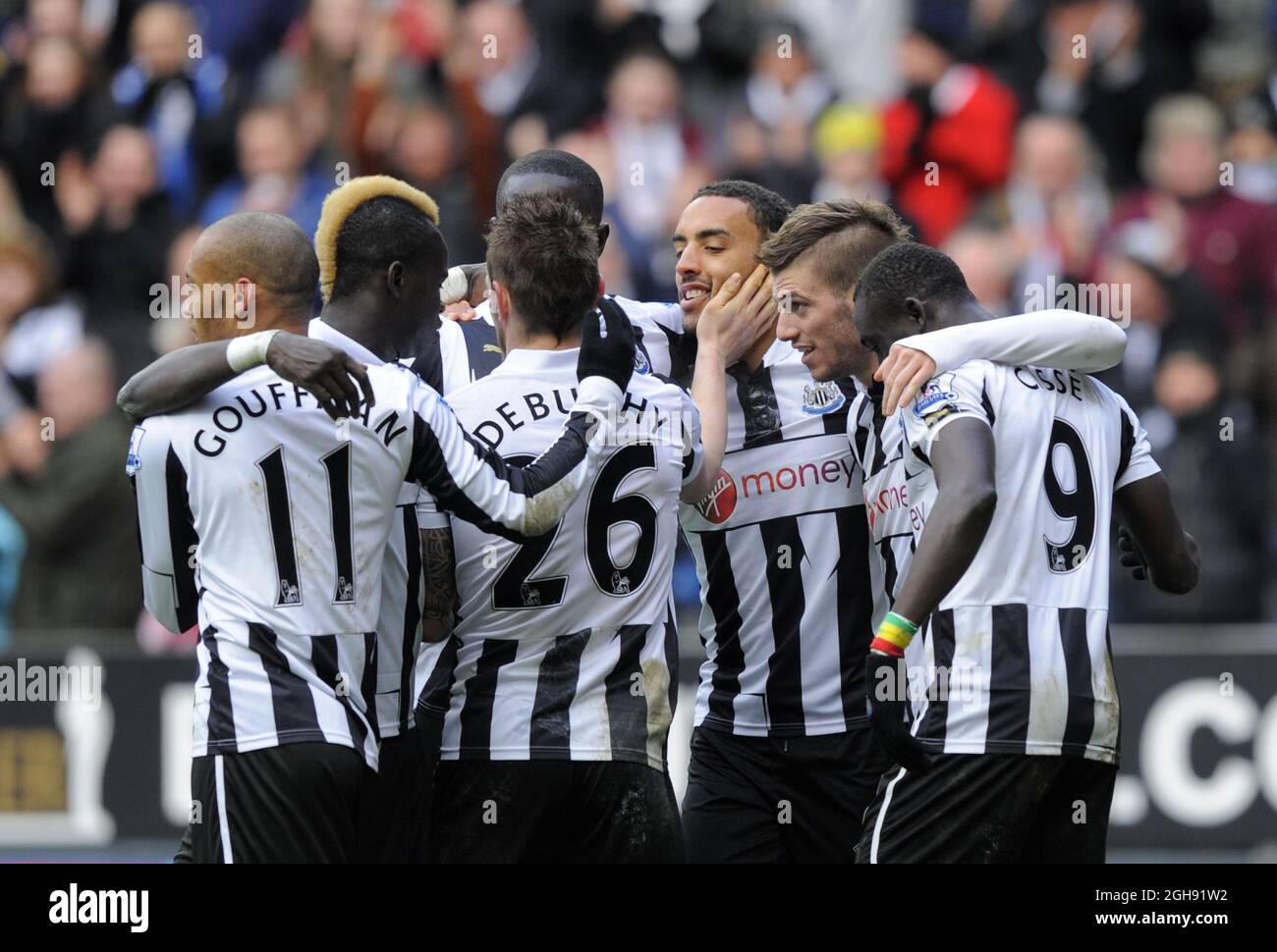 I giocatori di Newcastle festeggiano il raggiungimento del quarto obiettivo da parte di Jos Hooiveld di Southampton (non in pic) durante la partita della Barclays Premier League tra Newcastle United e Southampton al St James' Park di Newcastle, Regno Unito, il 24 febbraio 2013. Foto Richard Lee Foto Stock