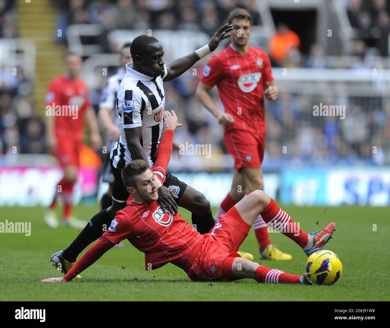 Moussa Sissoko di Newcastle United (L) si schiude con Adam Lallana di Southampton durante la partita della Barclays Premier League tra Newcastle United e Southampton al St James' Park di Newcastle, Regno Unito, il 24 febbraio 2013. Foto Richard Lee Foto Stock