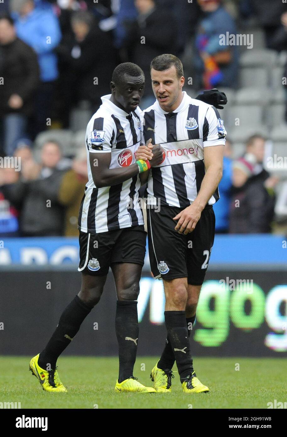 Papiss Cisse (L) e Steven Taylor of Newcastle United festeggiano dopo il fischio finale durante la partita della Barclays Premier League tra Newcastle United e Southampton al St James' Park di Newcastle, Regno Unito, il 24 febbraio 2013. Foto Richard Lee Foto Stock