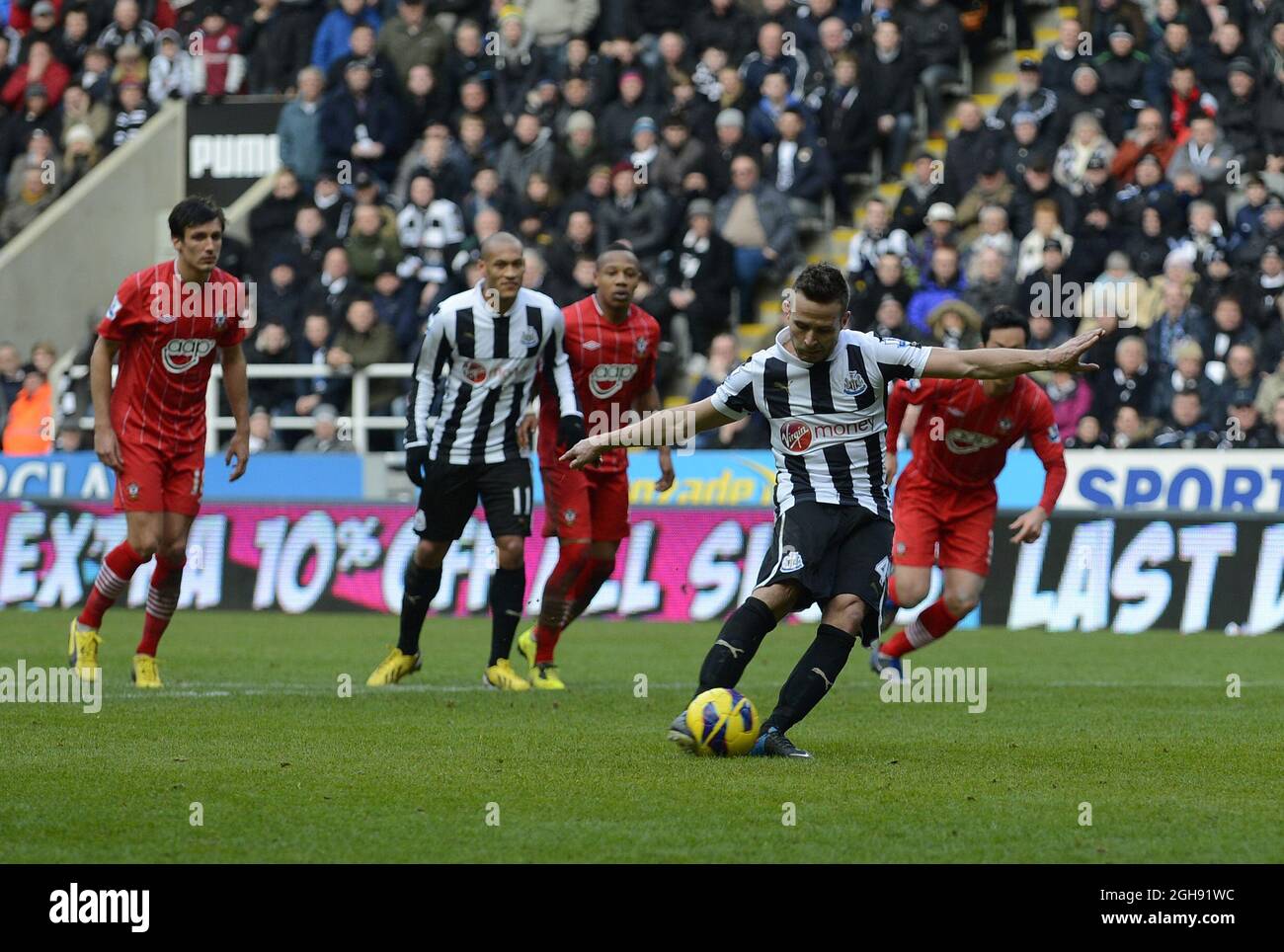 Yohan Cabaye of Newcastle United segna il terzo goal dal punto di rigore durante la partita della Barclays Premier League tra Newcastle United e Southampton al St James' Park di Newcastle, Regno Unito, il 24 febbraio 2013. Foto Richard Lee Foto Stock