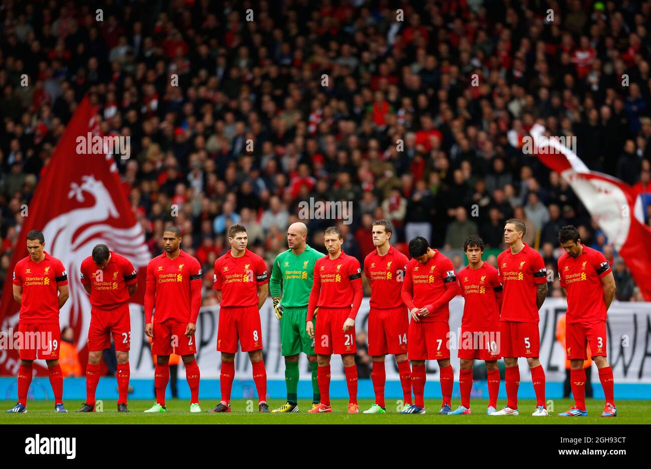 I giocatori di Liverpool si allineano prima del calcio d'inizio durante la partita della Barclays Premier League tra Liverpool e Chelsea nell'Anfield Stadium il 21 aprile 2013. Foto Stock