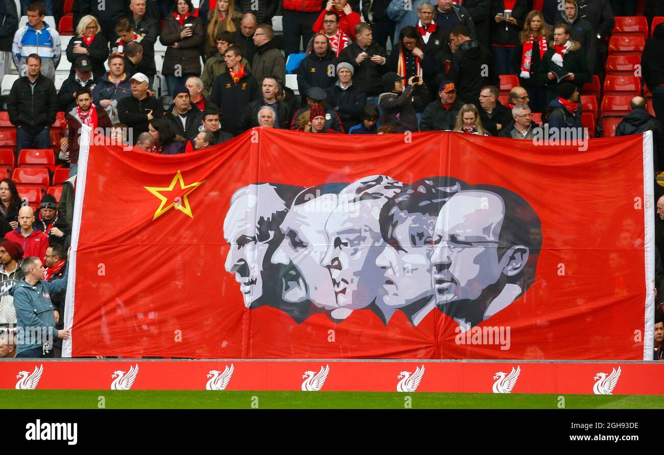 Un banner di precedenti manager di Liverpool, tra cui il manager Rafa Benitez di Chelsea, è tenuto nello stand Kop prima di iniziare la partita della Barclays Premier League tra Liverpool e Chelsea nello stadio Anfield il 21 aprile 2013. Foto Stock