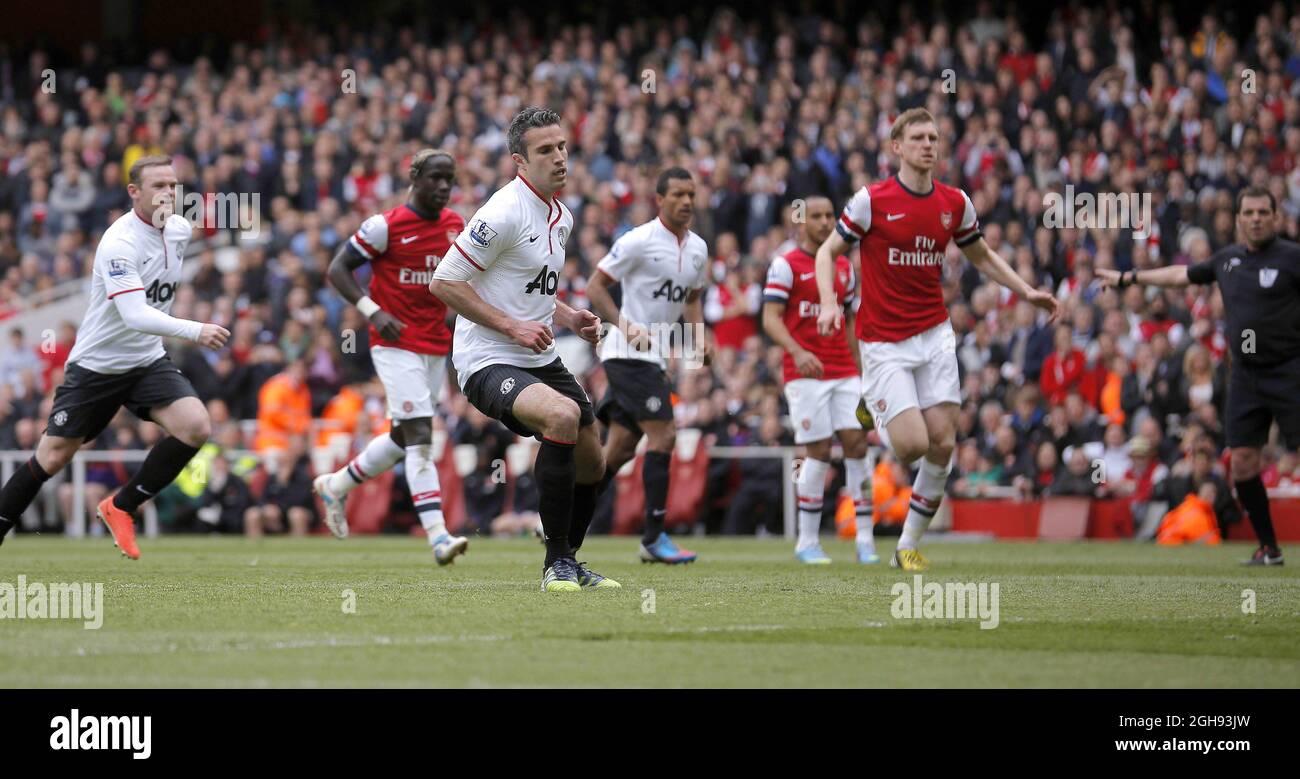 Muto gol celebrazione per Robin van Persie dopo il suo calcio di punizione durante la Barclays Premier League partita tra Arsenal e Manchester United in Emirates Stadium, Londra il 28 aprile 2013. Foto Stock