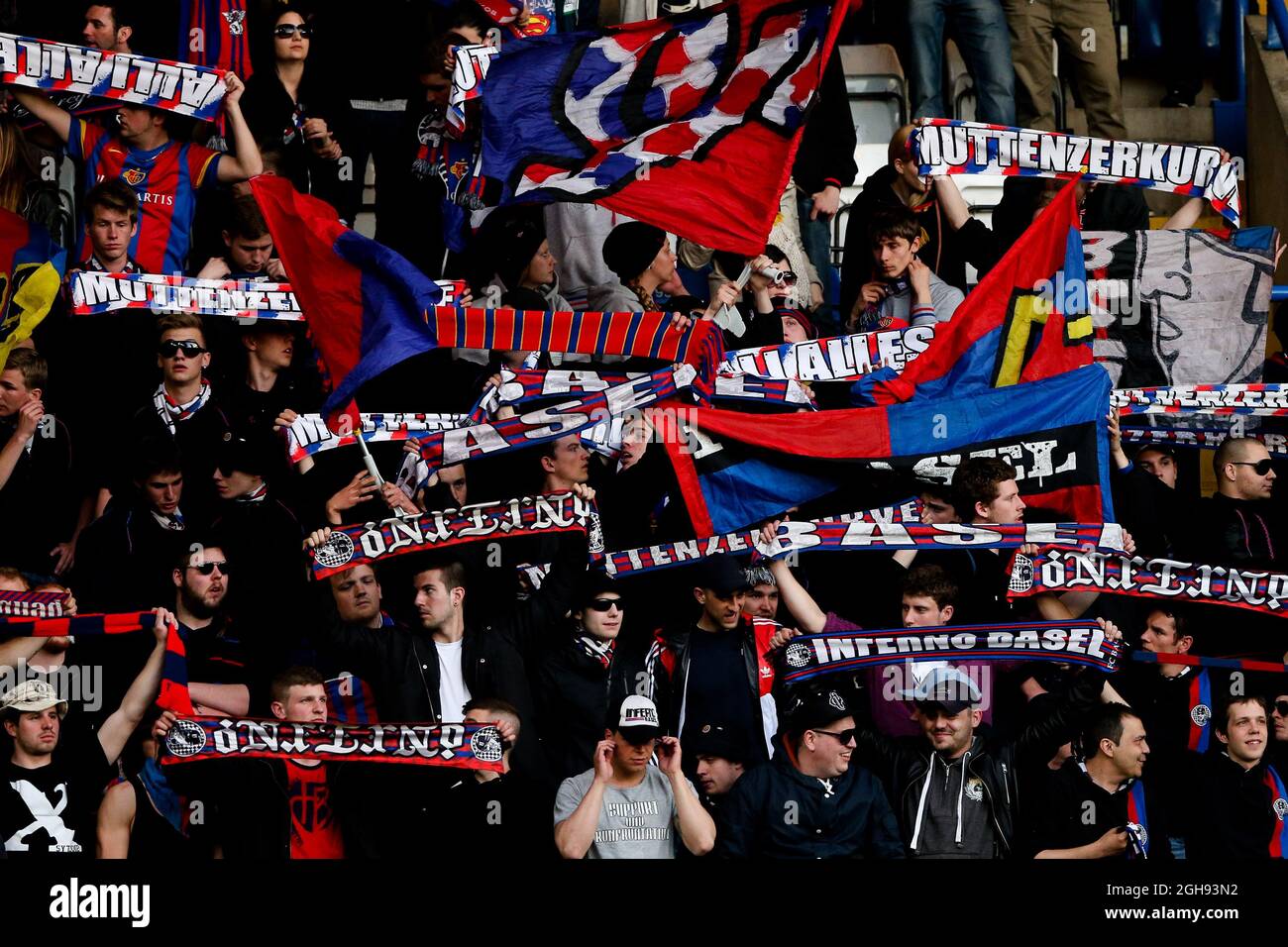 Tifosi del FC Basel durante la semifinale di Europa League, seconda tappa tra Chelsea e Basilea a Stamford Bridge, Londra, Regno Unito il 2 maggio 2013. Foto Stock