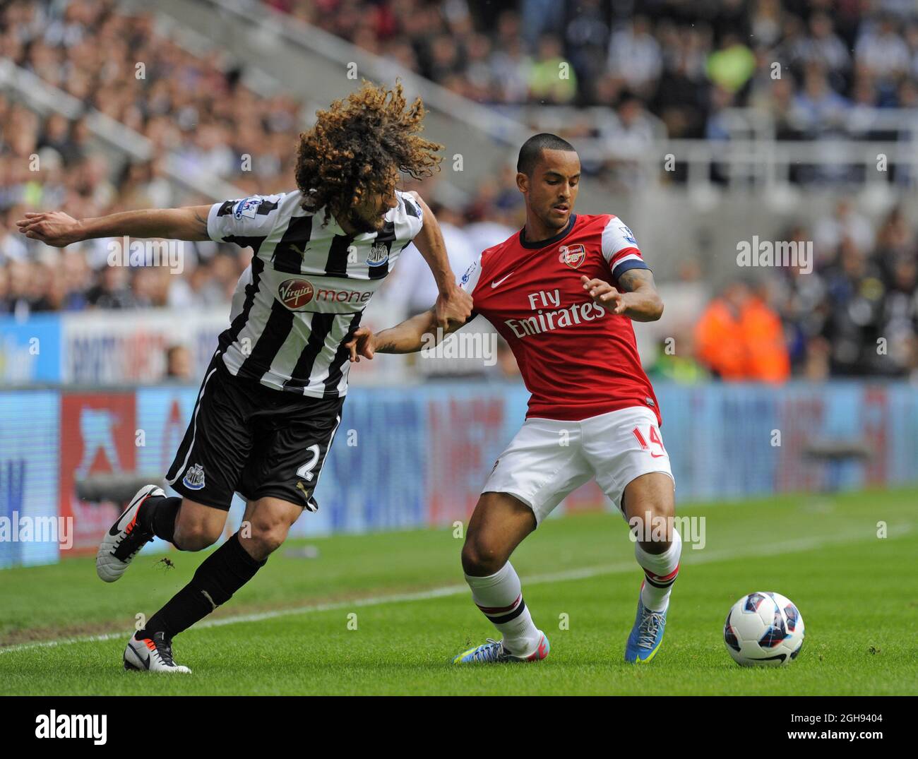 Fabricio Coloccini di Newcastle United tira indietro Theo Walcott d'Arsenal durante la partita della Barclays Premier League tra Newcastle e Arsenal a St. James' Park, Newcastle il 19 maggio 2013. Richard Lee Foto Stock