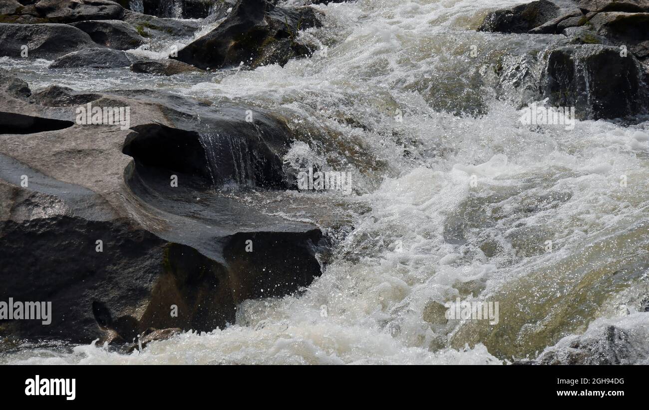 Primo piano delle rapide in movimento sul fiume Bonnechere a Renfrew, Ontario, Canada Foto Stock