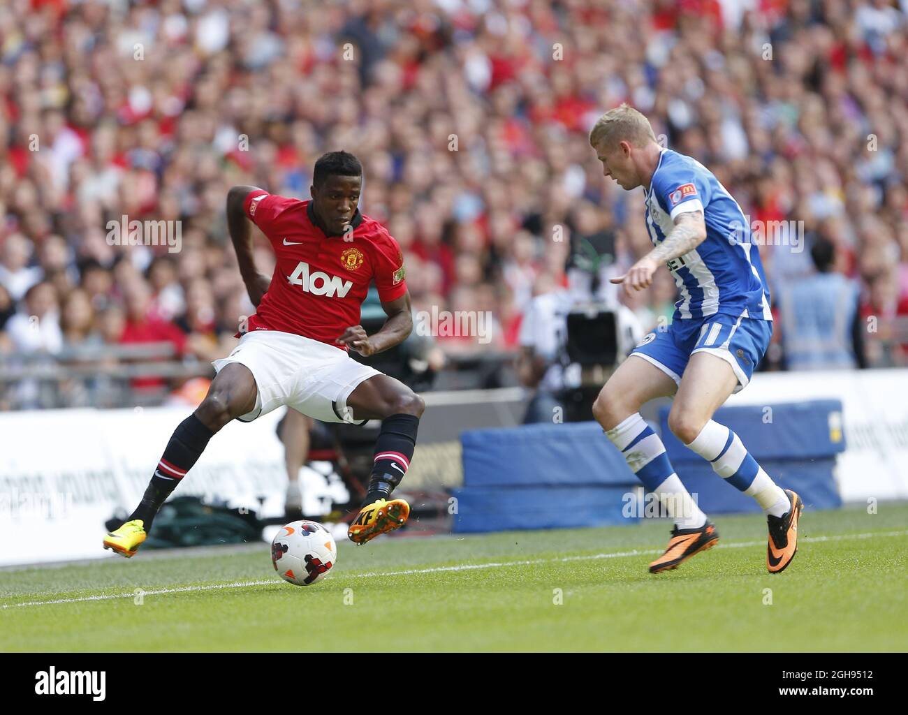 Wilfried Zaha del Manchester United si inasprì con James McClean di Wigan durante il fa Community Shield 2013 tra Manchester United e Wigan Athletic al Wembley Stadium di Londra il 11 agosto 2013. Foto di: David Klein Foto Stock