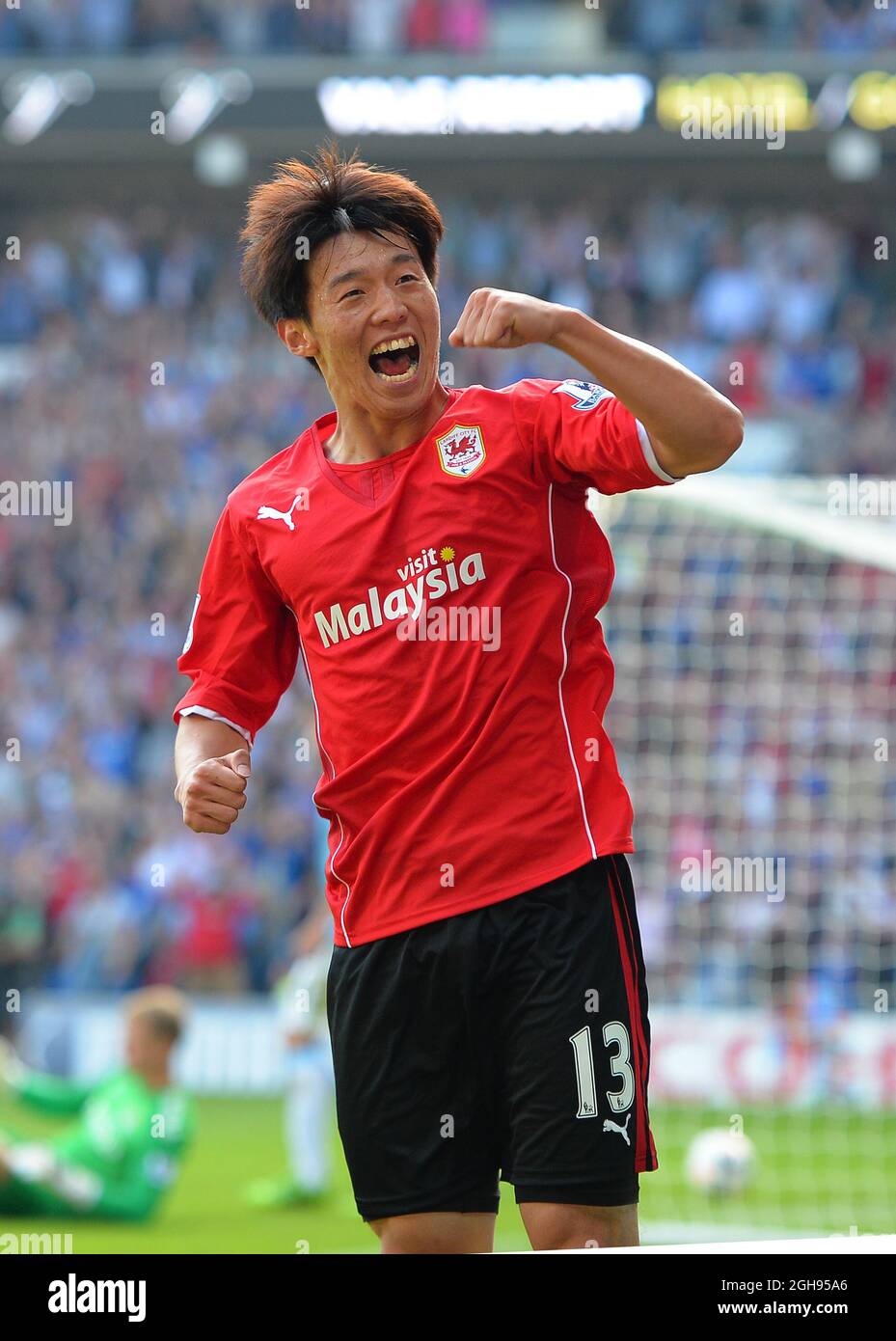 Kim Bo-Kyung di Cardiff City festeggia il secondo traguardo durante la partita della Barclays Premier League tra Cardiff City e Manchester City che si è tenuta al Cardiff City Stadium di Cardiff, Galles, il 25 agosto 2013. Foto Stock