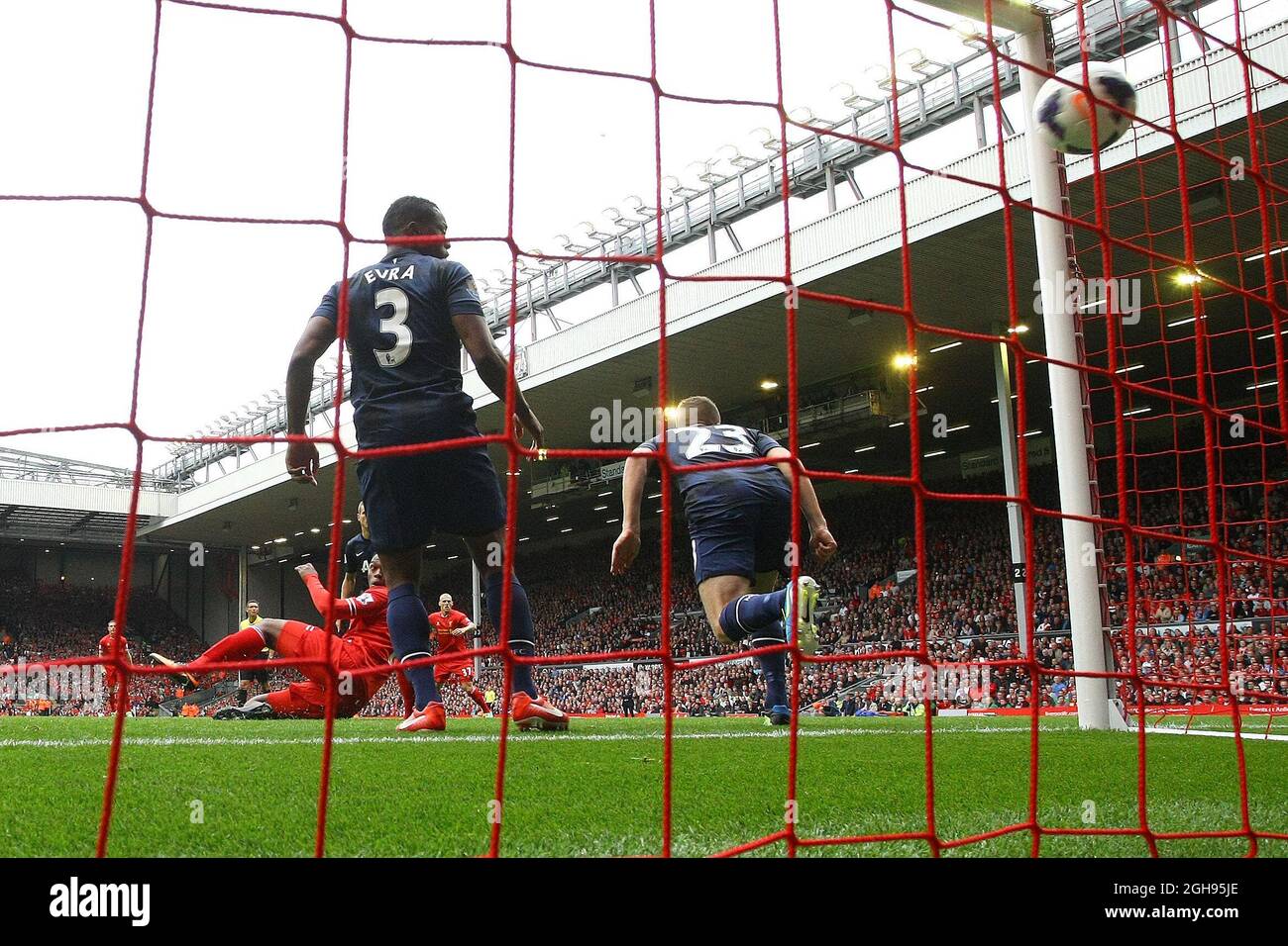 Daniel Sturridge di Liverpool segna il traguardo di apertura durante la partita della Barclays Premier League tra Liverpool e Manchester United all'Anfield di Liverpool il 1° settembre 2013. . Foto Stock