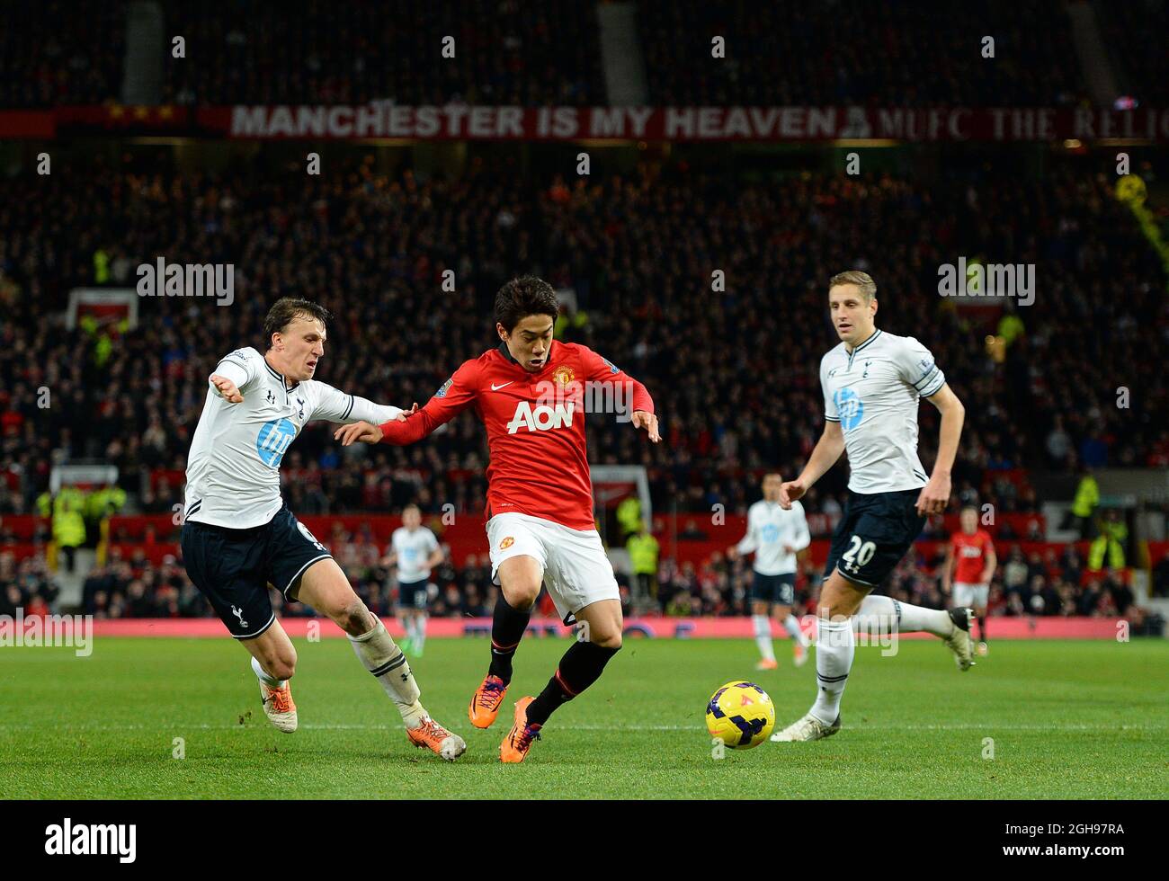 Shinji Kagawa di Manchester United in azione con Vlad Chiriches di Tottenham durante la partita della Barclays Premier League tra Manchester United e Tottenham Hotspur all'Old Trafford di Manchester il 1° gennaio 2014. Foto Stock