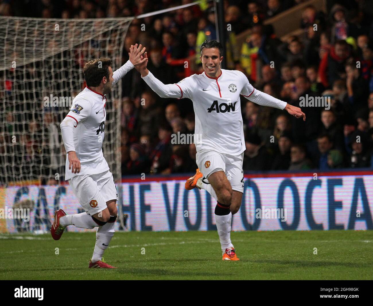 Robin Van Persie, il Manchester United, celebra il suo traguardo di apertura durante la partita della Barclays Premier League tra Crystal Palace e Manchester United tenutasi al Selhurst Park di Londra, in Inghilterra, il 22 febbraio 2014. Foto Stock