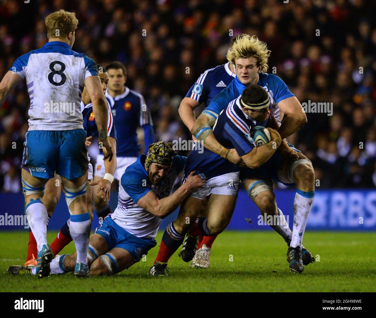 Richie Gray of Scotland e John Beattie of Scotland affrontano Guilhelm Guirard di Francia durante la partita RBS 6Nations tra Scozia e Francia tenutasi al Murrayfield Stadium di Edimburgo, Scozia, l'8 marzo 2014. PIC Simon Bellis Foto Stock