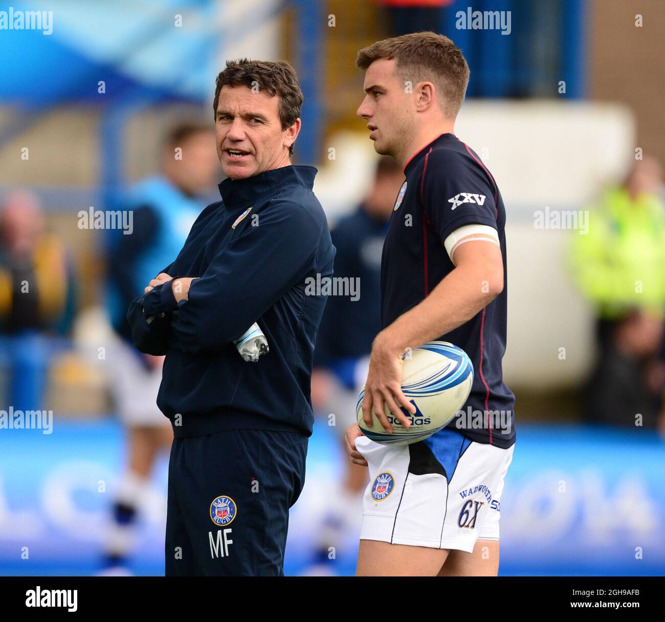 Mike Ford Head Coach di Bath con il figlio George Ford di Bath prima della partita finale della Amlin Challenge Cup 2014 tra Bath e Northampton al Cardiff Arms Park Stadium di Cardiff, Galles, il 23 maggio 2014. PIC Simon Bellis/Sportimage Foto Stock