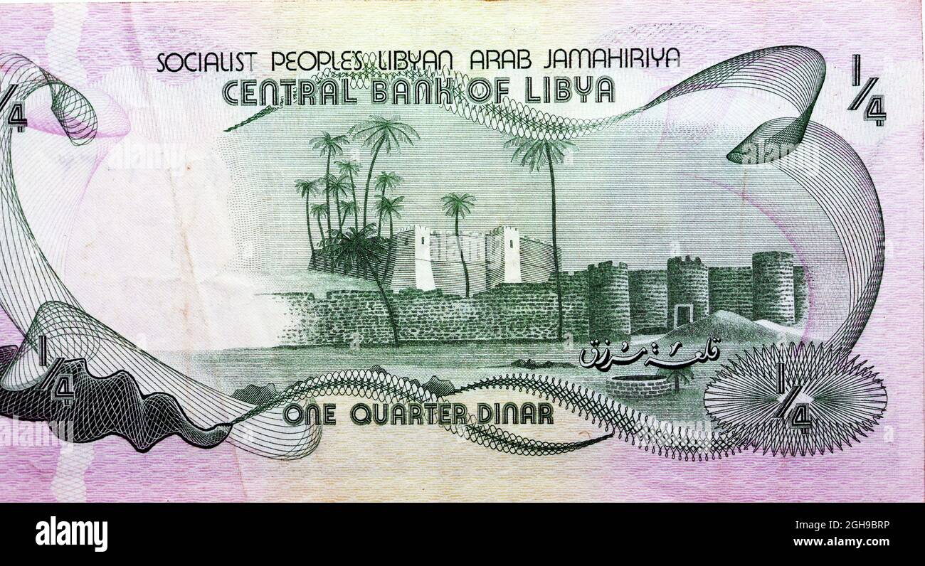 Grande frammento del lato opposto di un quarto della valuta di banconota da dinaro libico emessa nel 1984 dalla banca centrale libica con il castello della fortezza di Marzuq, Foto Stock