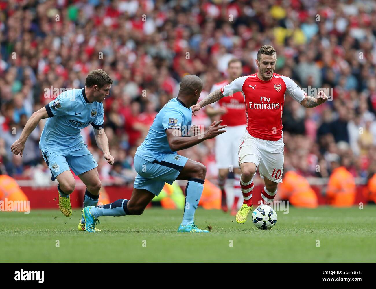 Il Jack Wilshere dell'Arsenal si scontra con Vincent Kompany di Manchester City durante la Barclays Premier League la partita tra Arsenal e Manchester City all'Emirates Stadium il 13 settembre 2014. Foto Stock