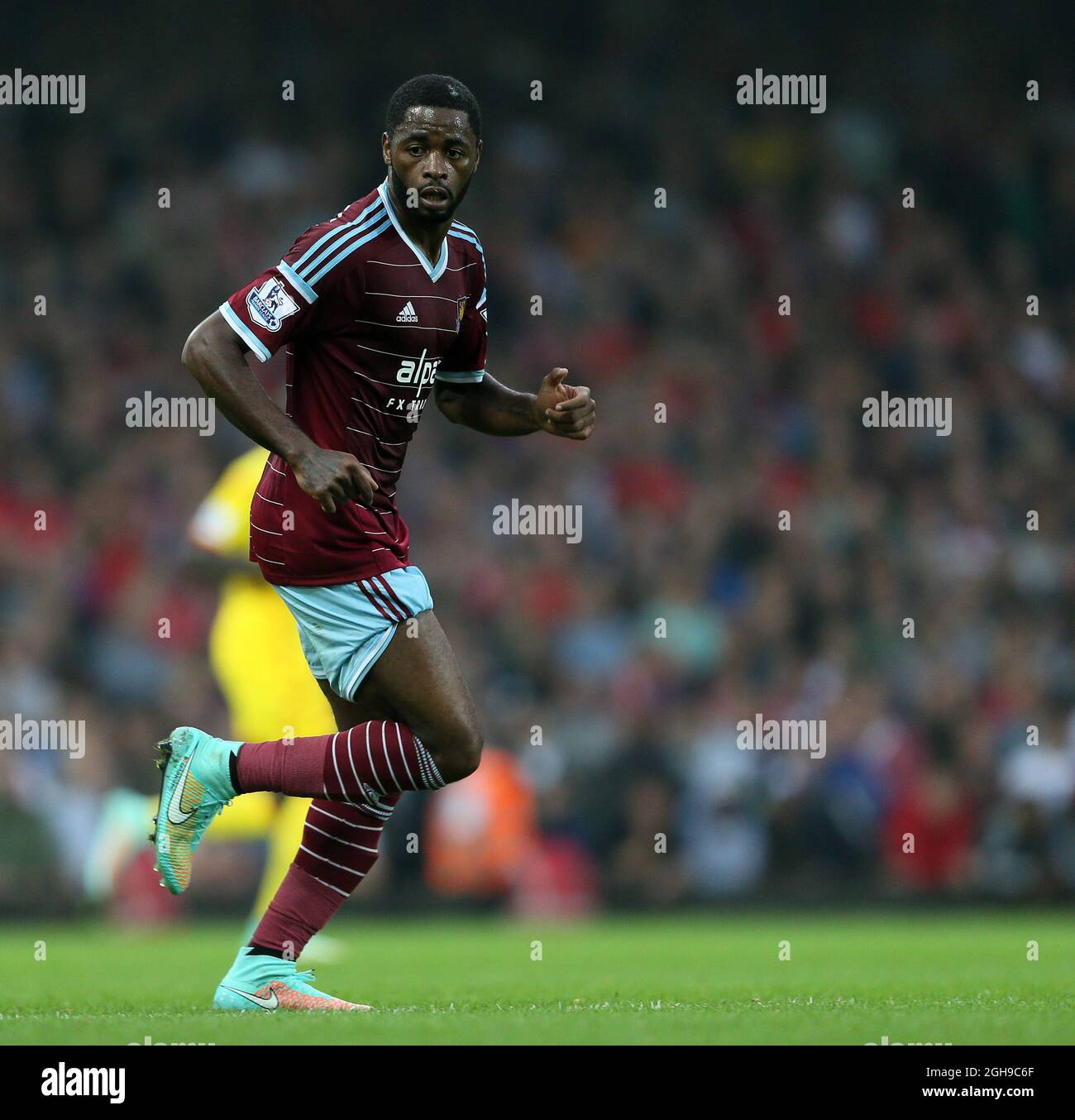 West Ham's Alex Song con il suo nascosto in shorts durante la partita della Barclays Premier League tra West Ham United e Liverpool tenutasi all'Upton Park di Londra, Inghilterra, il 20 settembre 2014. Foto Stock