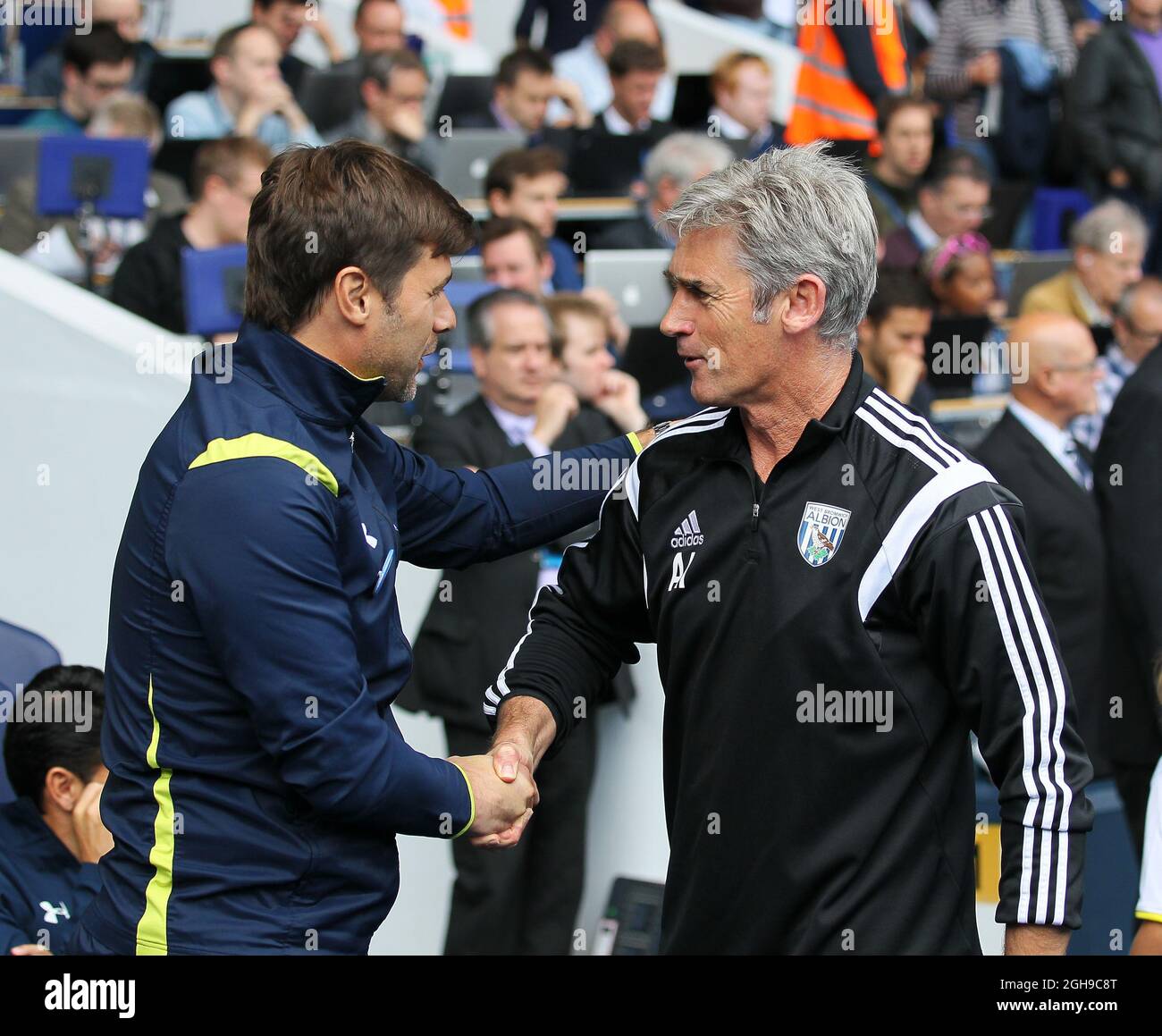 Mauricio Pochettino di Tottenham scrolla le mani con Alan Irvine di West Brom durante la partita della Barclays Premier League tra Tottenham Hotspur e West Bromwich Albion a White Hart Lane, Londra, il 21 settembre 2014. Foto Stock