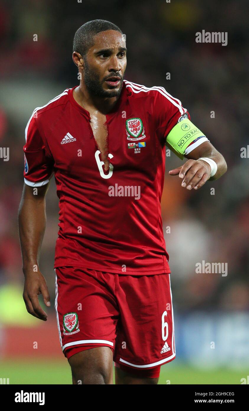 Ashley Williams del Galles con una maglia strappata durante Euro 2016  Qualifiche tra Galles e Bosnia-Erzegovina al Cardiff City Stadium, Cardiff,  il 10 ottobre 2014 Foto stock - Alamy