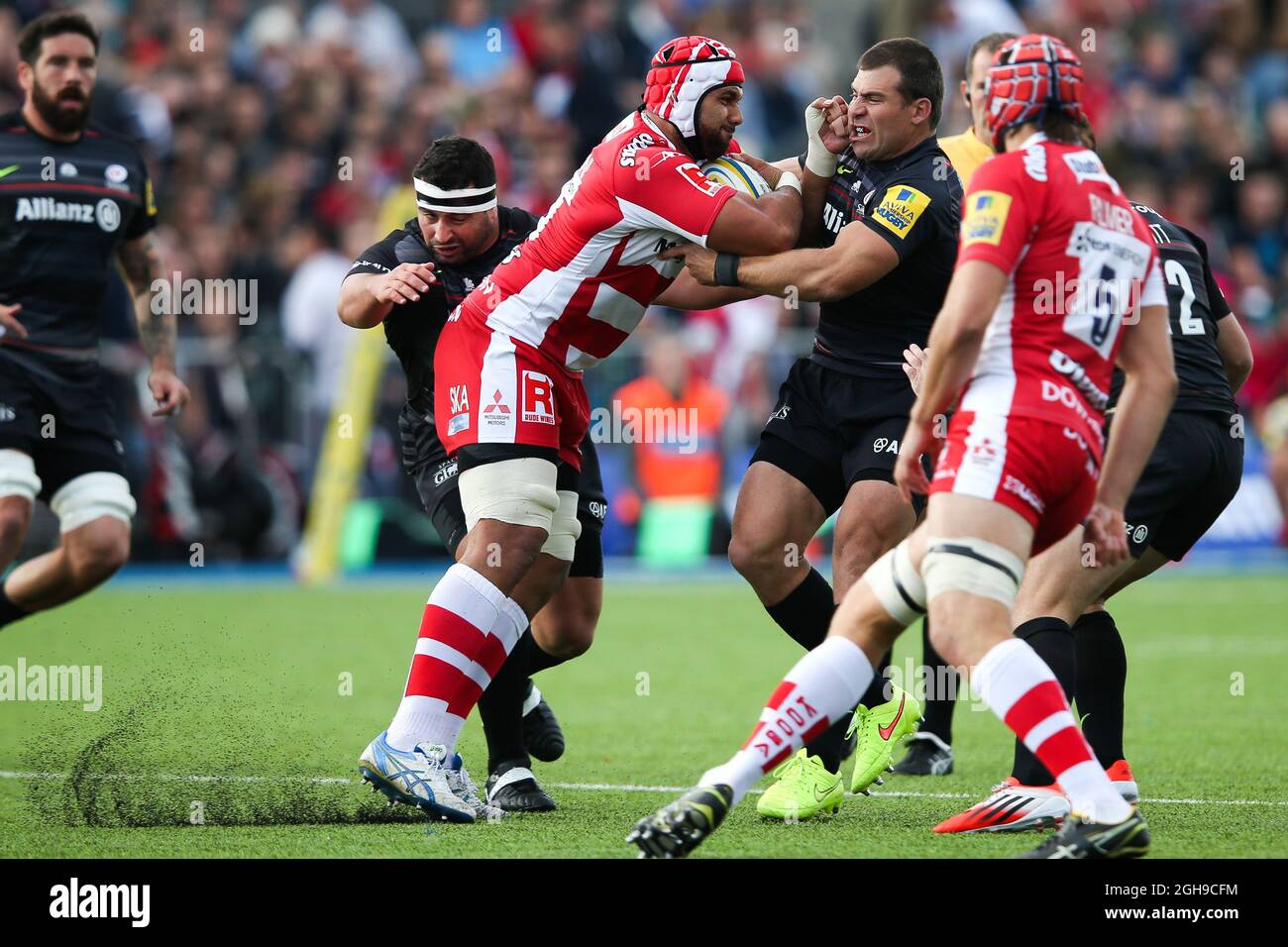 Sione Kalamafoni di Gloucester si occupa della gara di rugby Union 2014 2015 Aviva Premiership tra Saracens e Gloucester Rugby che si è tenuta presso l'Allianz Park Stadium di Londra il 11102014. Foto Stock