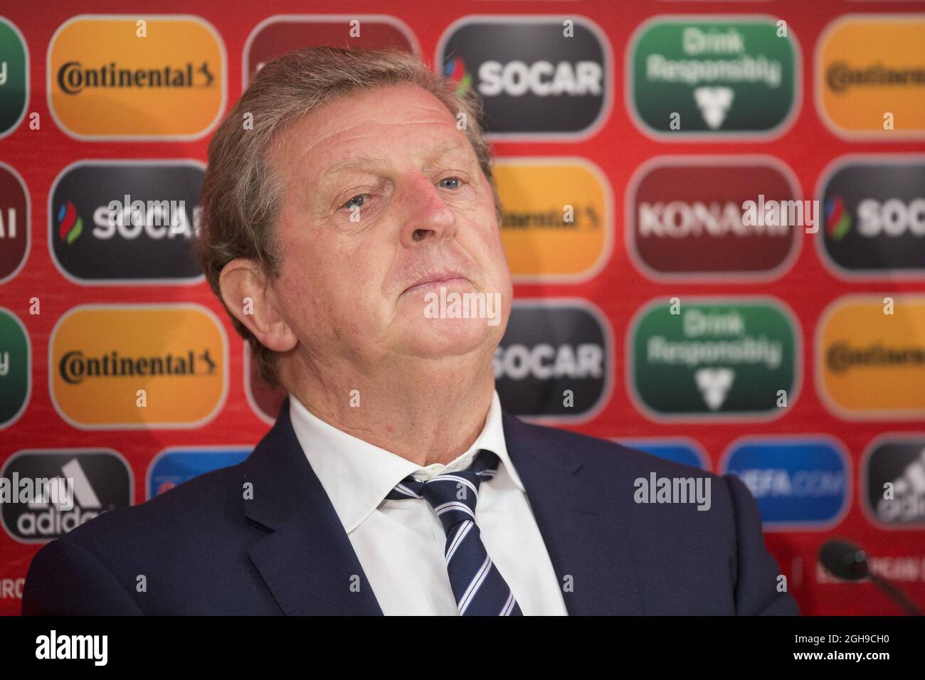 Roy Hodgson, direttore inglese, dà un'impasse durante la sua conferenza stampa al Radisson Blu Sky Hotel di Tallinn il 11 ottobre 2014. Foto Stock