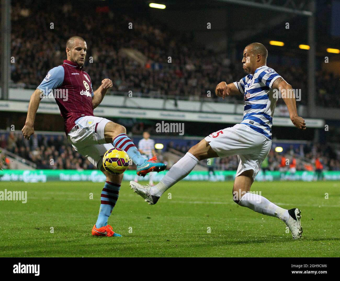 Bobby Zamora di QPR si scontra con Ron Vlaar di Aston Villa durante la partita della Barclays Premier League tra Queens Park Rangers e Aston Villa alla Loftus Road in Inghilterra il 27 ottobre 2014. Foto Stock