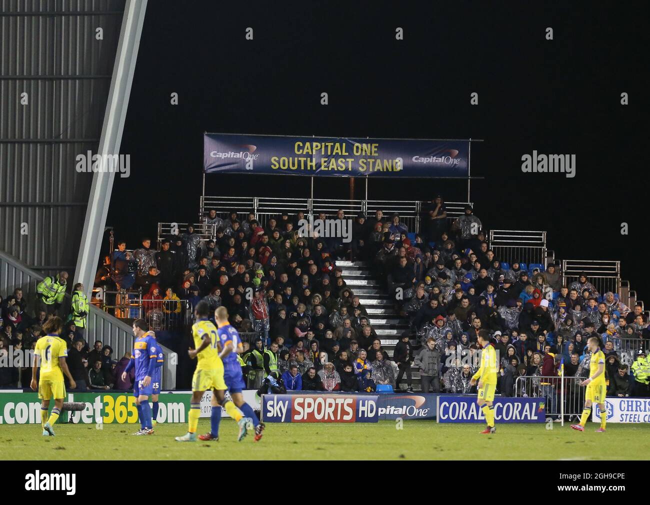 Stand temporanei eretti per la partita di tonights durante la partita Capital One Cup Fourth Round tra Shrewsbury Town e Chelsea al Greenhous Meadow Stadium di Londra il 28 ottobre 2014. Foto Stock