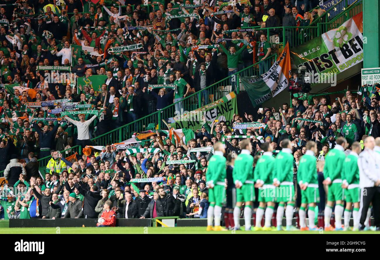I tifosi irlandesi durante gli anemi nazionali durante il calcio qualificatore Euro 2016 tra Scozia e Repubblica d'Irlanda al Celtic Park Stadium, Glasgow, Scozia, il 14 novembre 2014. Foto Stock